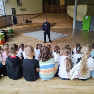 🚸 Bezpieczna droga do szkoły – spotkanie z policjantem 👮♂️
