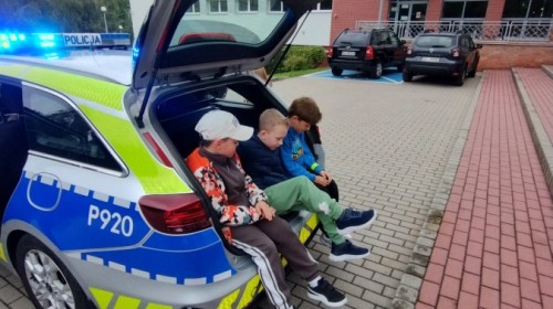 🚸 Bezpieczna droga do szkoły – spotkanie z policjantem 👮‍♂️
