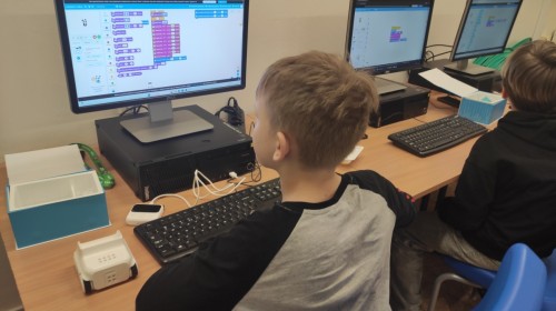 Programujemy robota CodeyRocky