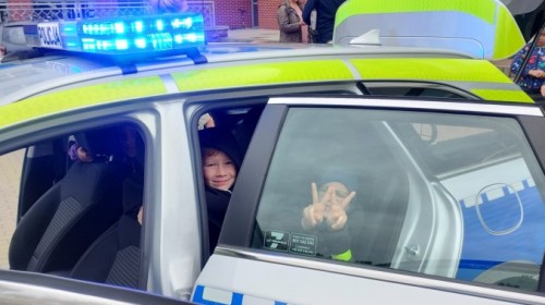 🚸 Bezpieczna droga do szkoły – spotkanie z policjantem 👮‍♂️