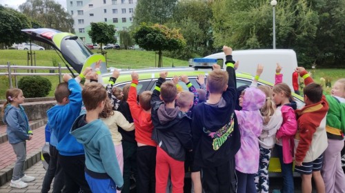 🚸 Bezpieczna droga do szkoły – spotkanie z policjantem 👮‍♂️