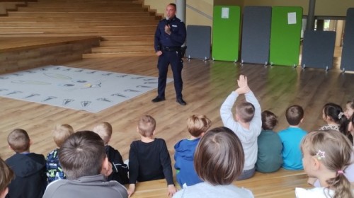 🚸 Bezpieczna droga do szkoły – spotkanie z policjantem 👮‍♂️