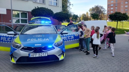 Spotkanie klas pierwszych z policjantem