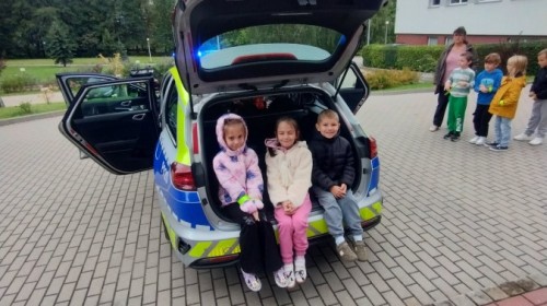 🚸 Bezpieczna droga do szkoły – spotkanie z policjantem 👮‍♂️
