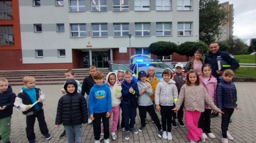 🚸 Bezpieczna droga do szkoły – spotkanie z policjantem 👮‍♂️