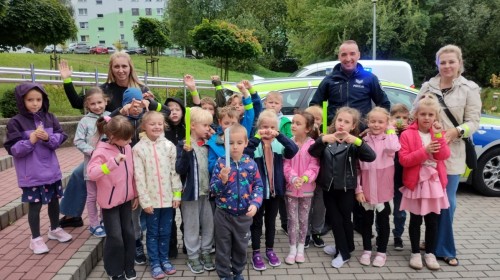 🚸 Bezpieczna droga do szkoły – spotkanie z policjantem 👮‍♂️
