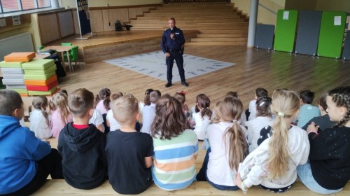 🚸 Bezpieczna droga do szkoły – spotkanie z policjantem 👮‍♂️