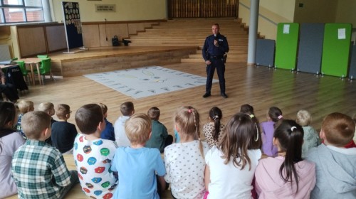 🚸 Bezpieczna droga do szkoły – spotkanie z policjantem 👮‍♂️
