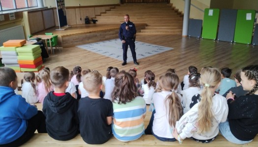 🚸 Bezpieczna droga do szkoły – spotkanie z policjantem 👮‍♂️