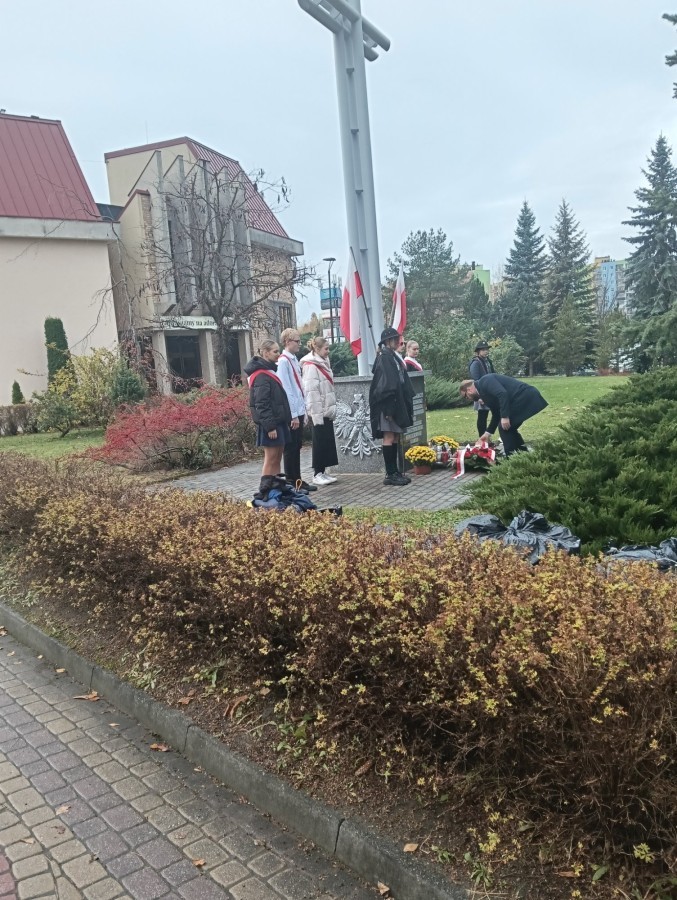 Warta Honorowa przez Krzyżem Armii Krajowej